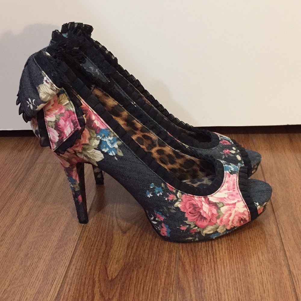 BETSEY JOHNSON Peep Toe Bow Pumps SIZE 9